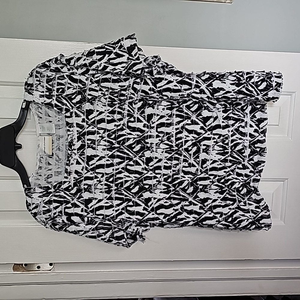 Black and White Ruffle Top - Picture 3 of 11